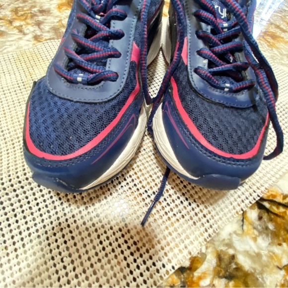 Women’s 7. 1/2 Ryka tennis shoes. - Picture 3 of 5